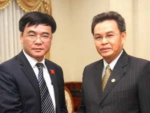 老挝国会副主席赛宋蓬·丰威汉会见越南国会经济委员会副主任阮文福